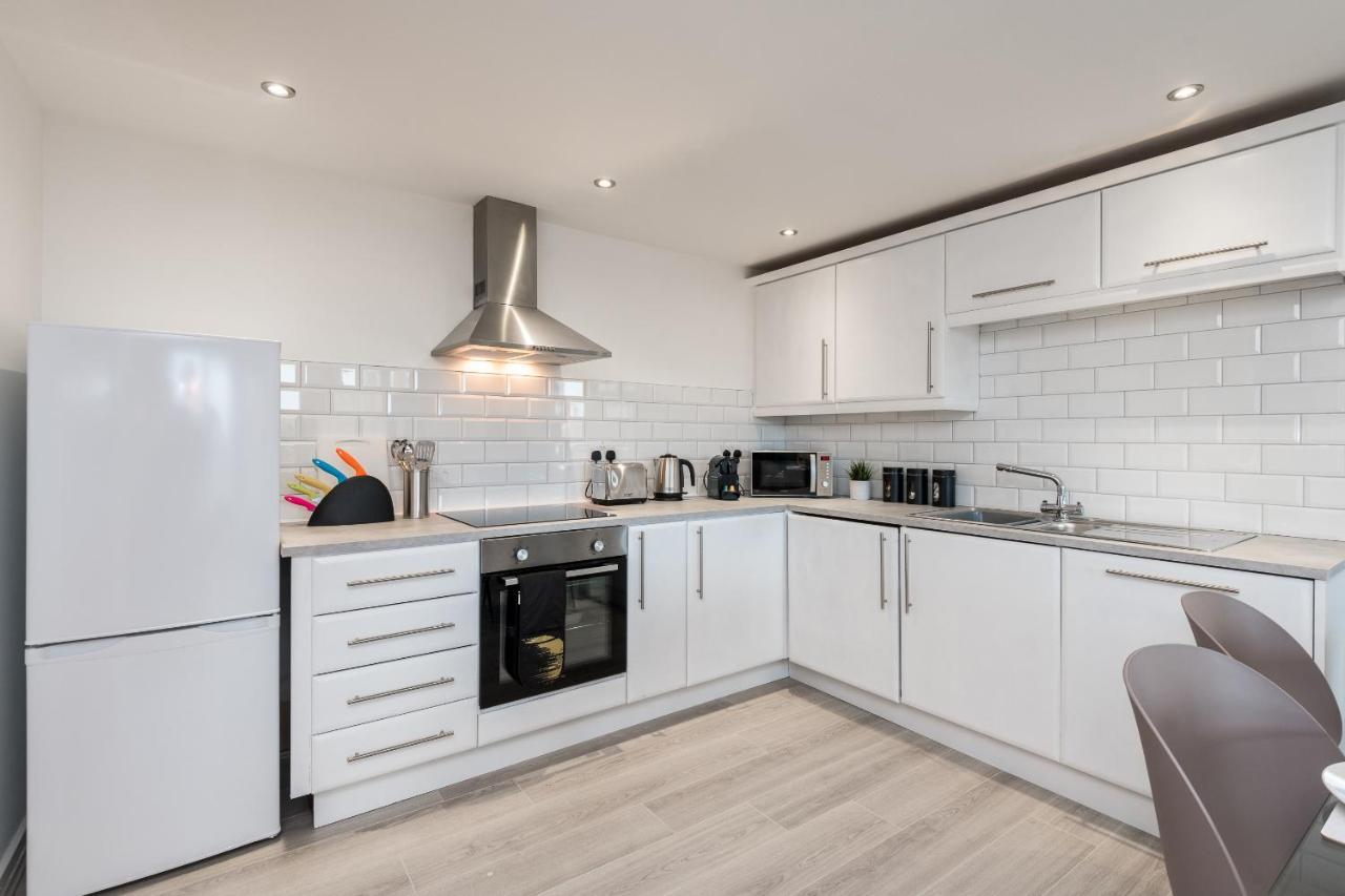 Host Apartments - Contemporary 3 Bed Apt With Balcony - Perfect For Long Stays Liverpool Buitenkant foto